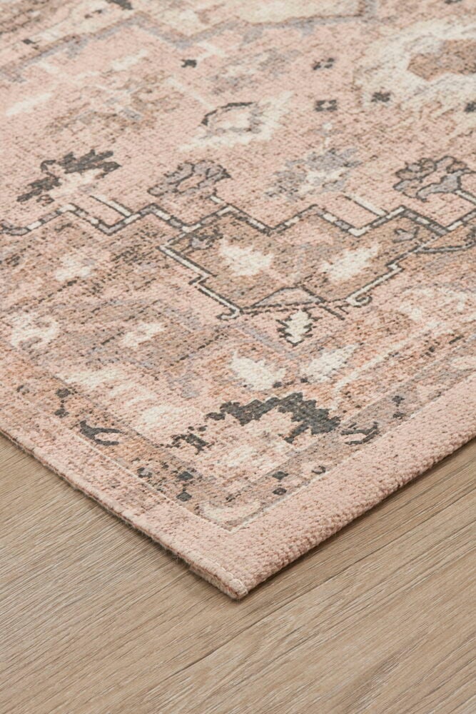 Gångmatta med orientaliskt mönster i jordnära färger.