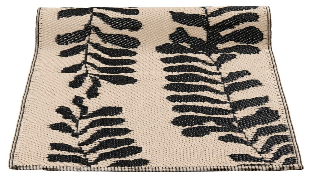 Beige bastmatta med svart bladliknande mönster.
