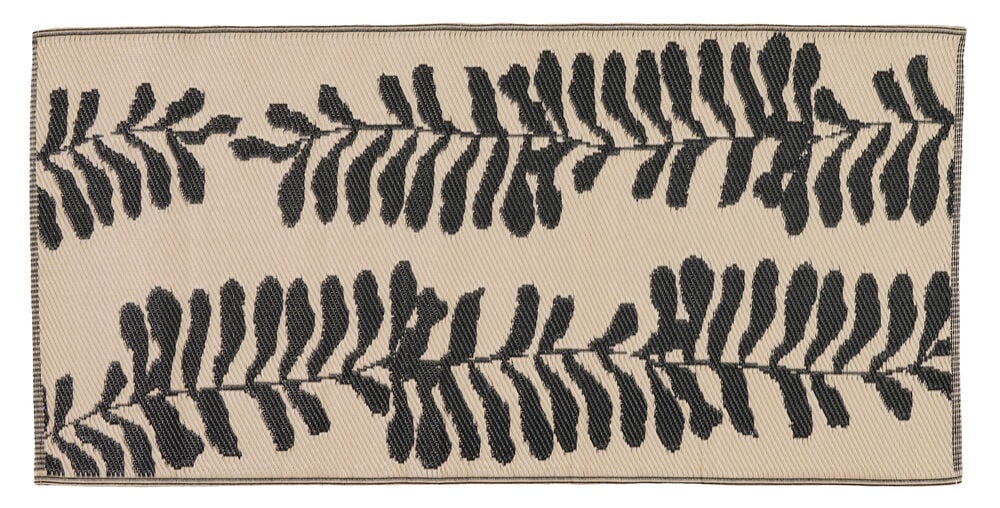 Beige bastmatta med svart bladmotiv.