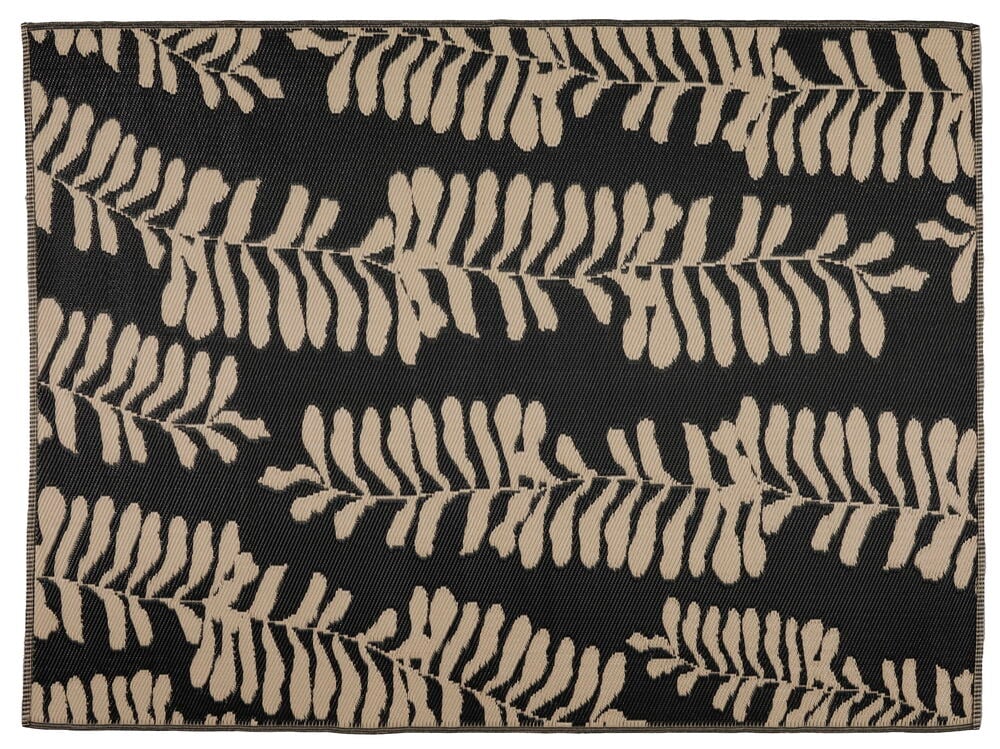 Beige bastmatta med bladmönster på mörk botten.