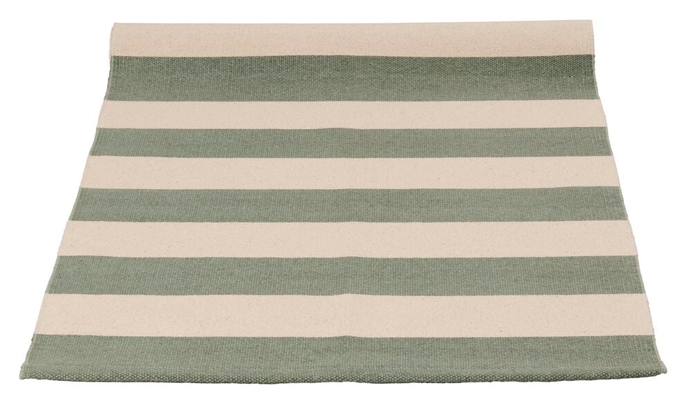 Grön och beige randig badhandduk av bomull.
