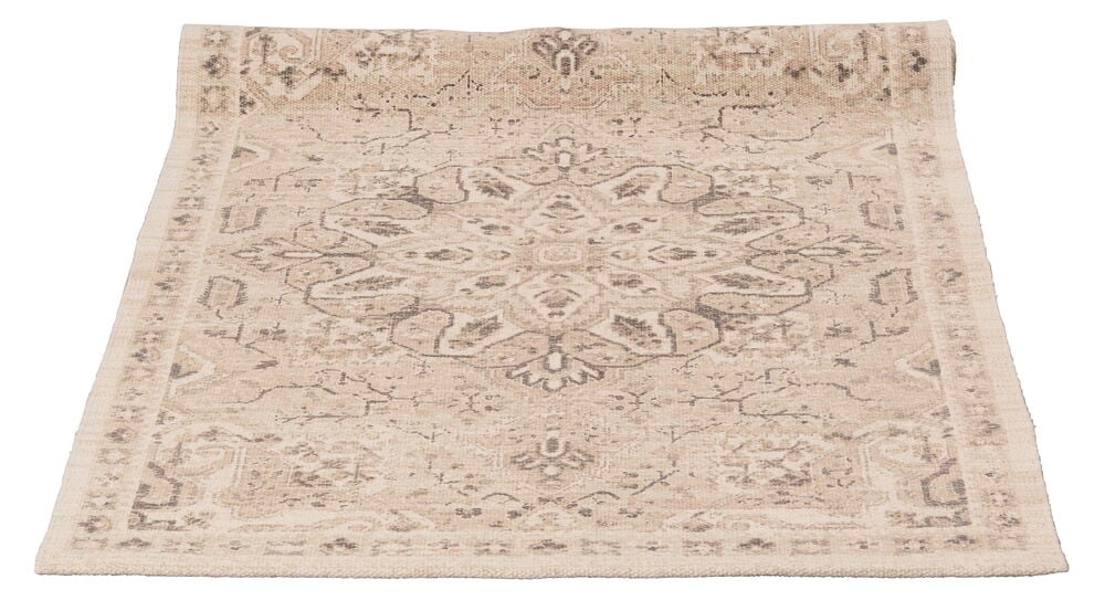 Beige matta med klassiskt orientaliskt mönster.