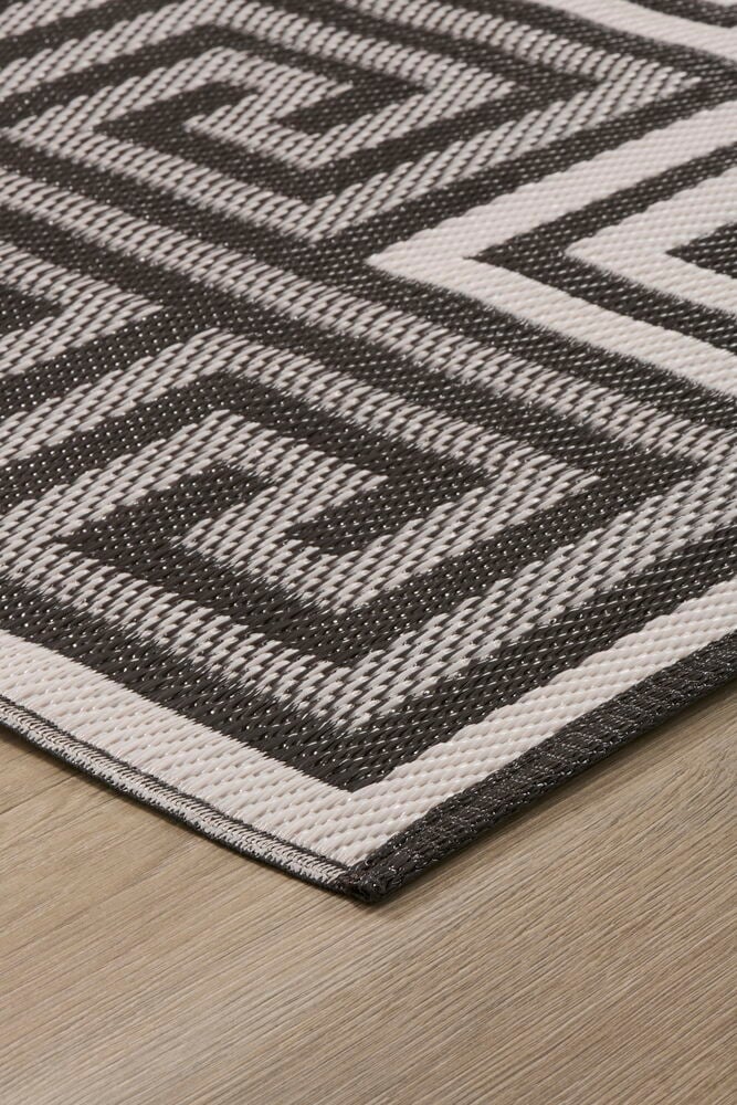 Matto Gemma 150x200 cm Ruskea Polypropeeni, jossa ruskeavalkoinen geometrinen kuvio puulattialla.