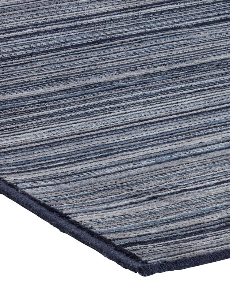 Blå randig matta med kort lugg och glansig yta.
