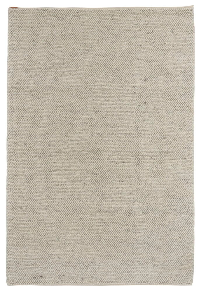Ljusgrå Elsaform Annie matta i ullblandning med texturerad yta och en liten brun etikett.
