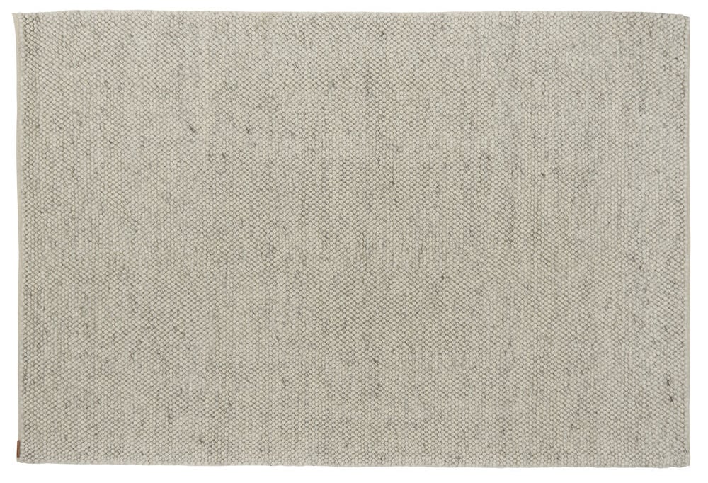 Ljusgrå handvävd matta med grov struktur.