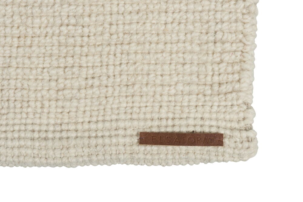Luonnonvärinen käsinkudottu villamatto, jossa Elsaform-etiketti.