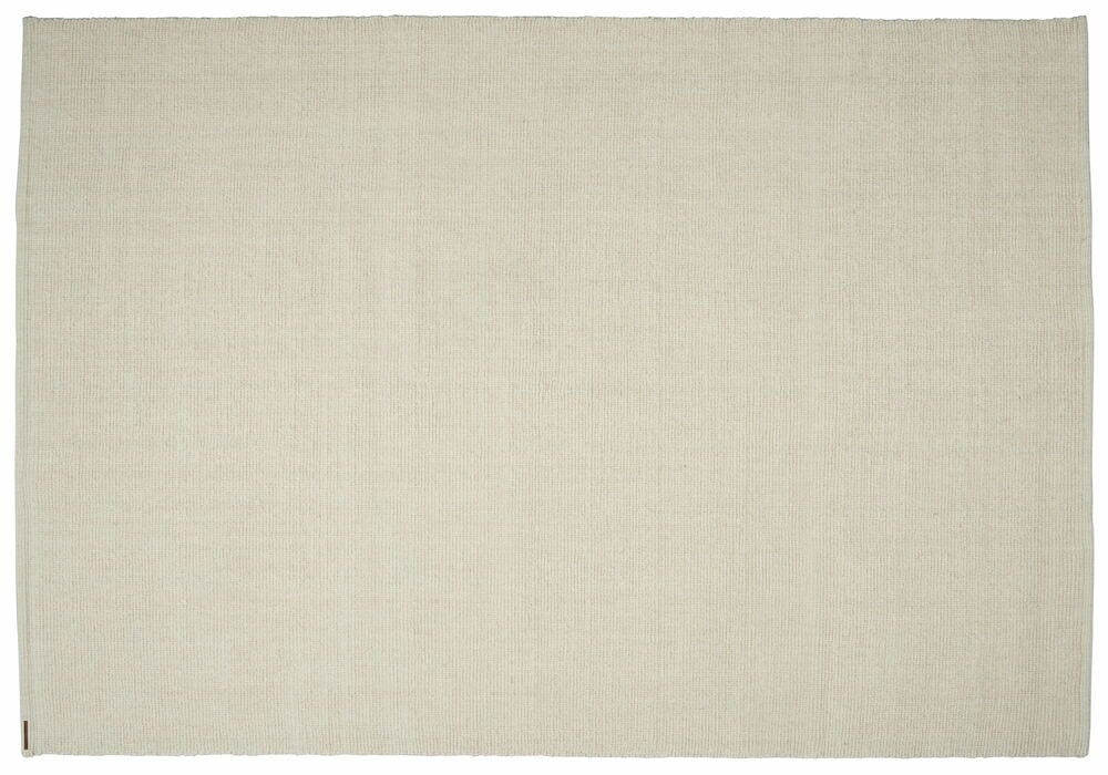 Käsinkudottu luonnonvärinen villamatto suorakulmaisessa muodossa.