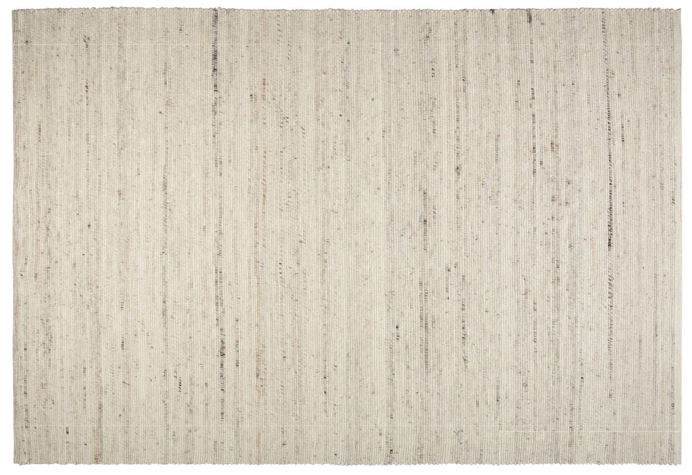 Handvävd mörkbeige matta med diskret struktur.