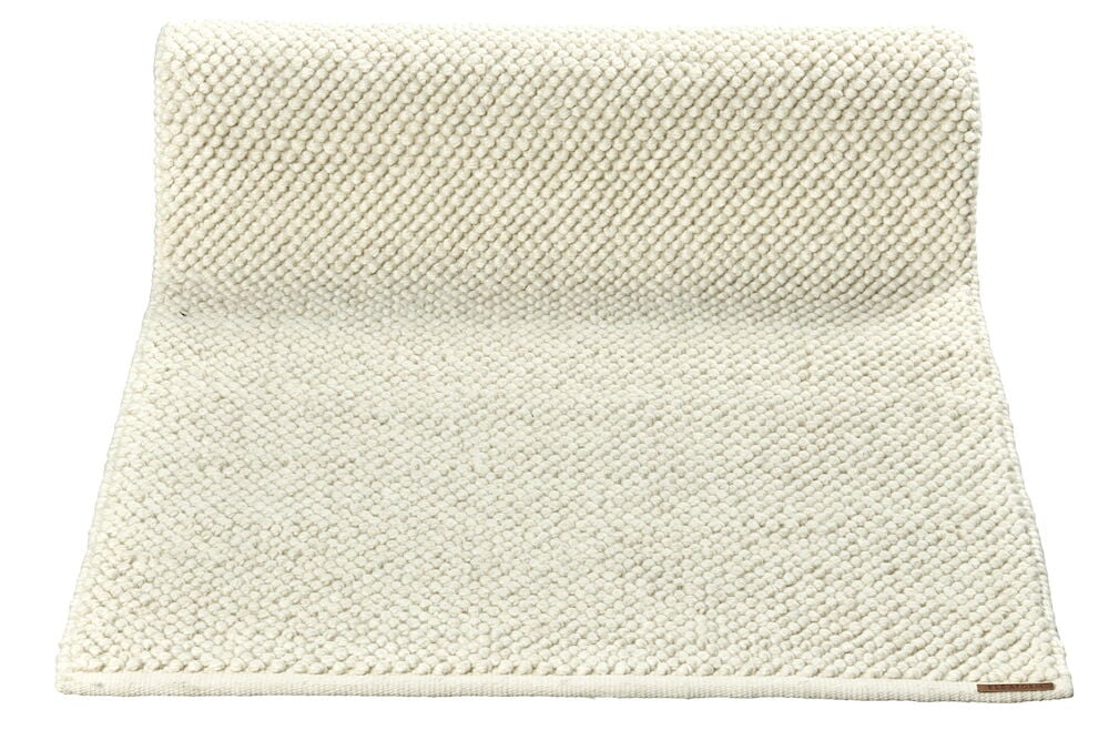 Håndvevd offwhite teppe med ballstruktur oppbrettet kant.
