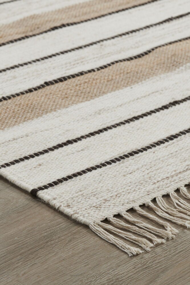 Beiger gestreifter Teppich mit Fransen am Rand.