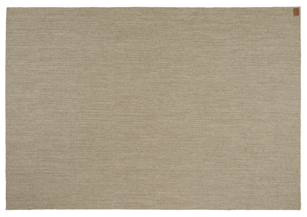 Brun handvävd ullmatta utan mönster eller fransar.