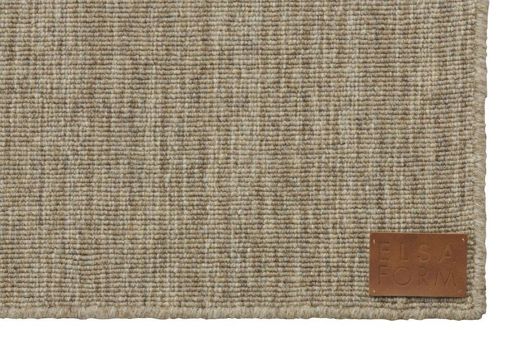 Ruskea käsinkudottu matto elsaform nahkaetiketillä.