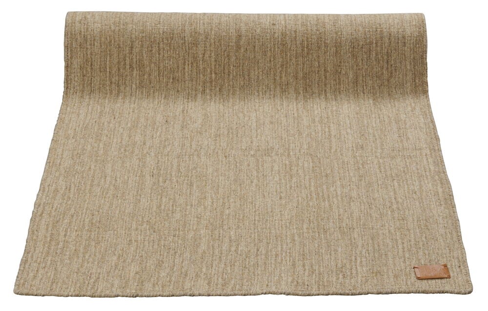 Yksivärinen ruskea matto, jossa on kudottu rakenne.