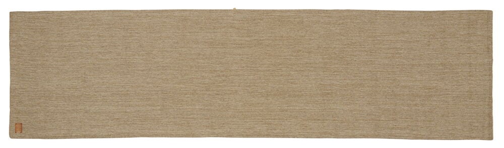 Lång brun handvävd matta utan mönster.