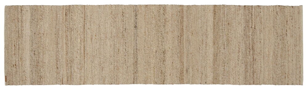 Pitkänomainen beige käsinkudottu villamatto meleeratulla pinnalla.