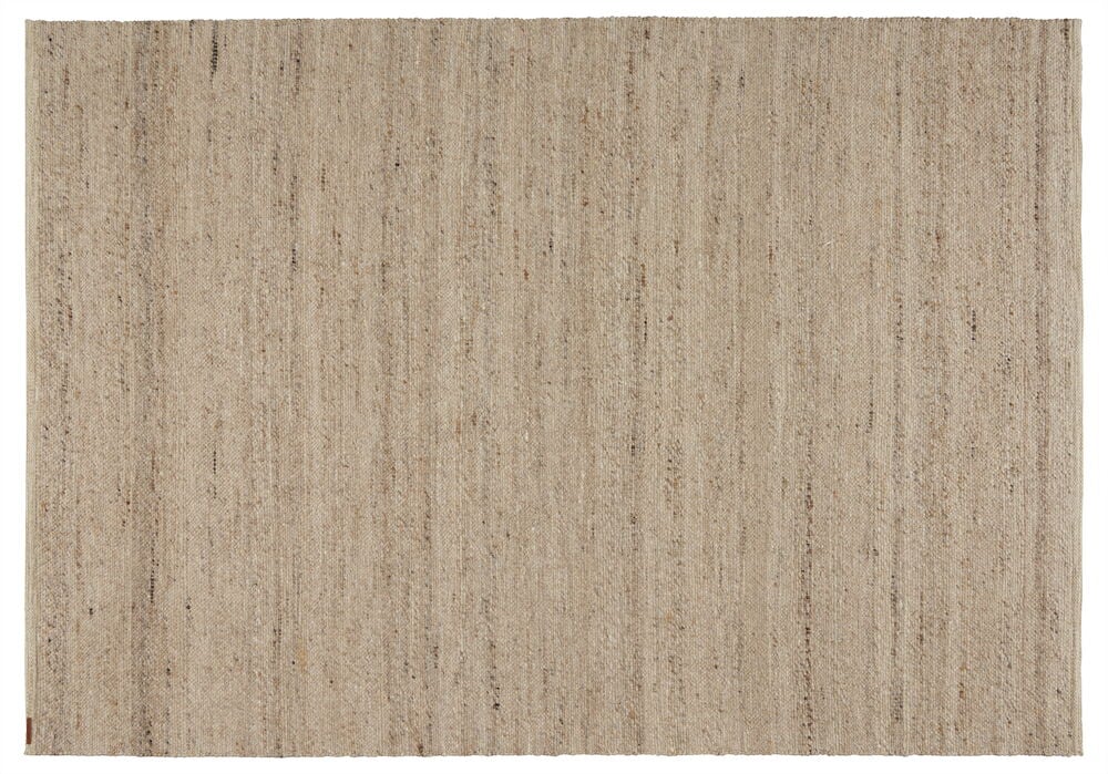 Rektangulär beige handvävd ullmatta på vit bakgrund.