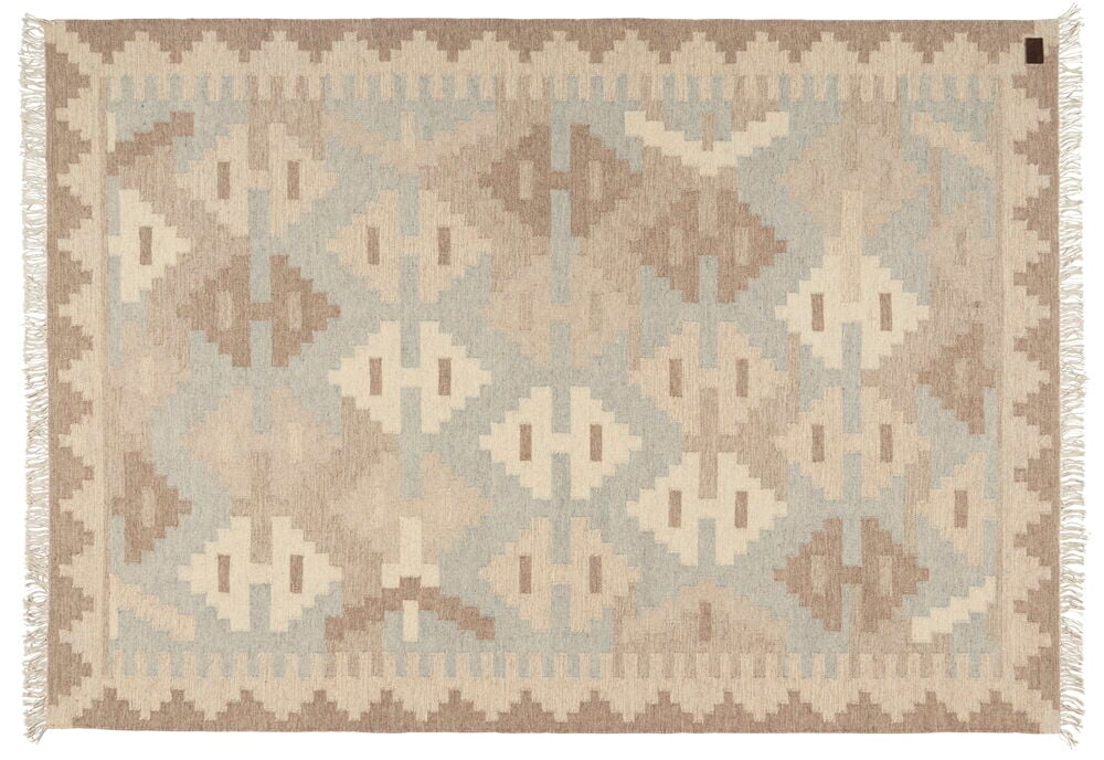 Käsinkudottu harmaa villamatto, jossa on kelimkuvio ja hapsut.