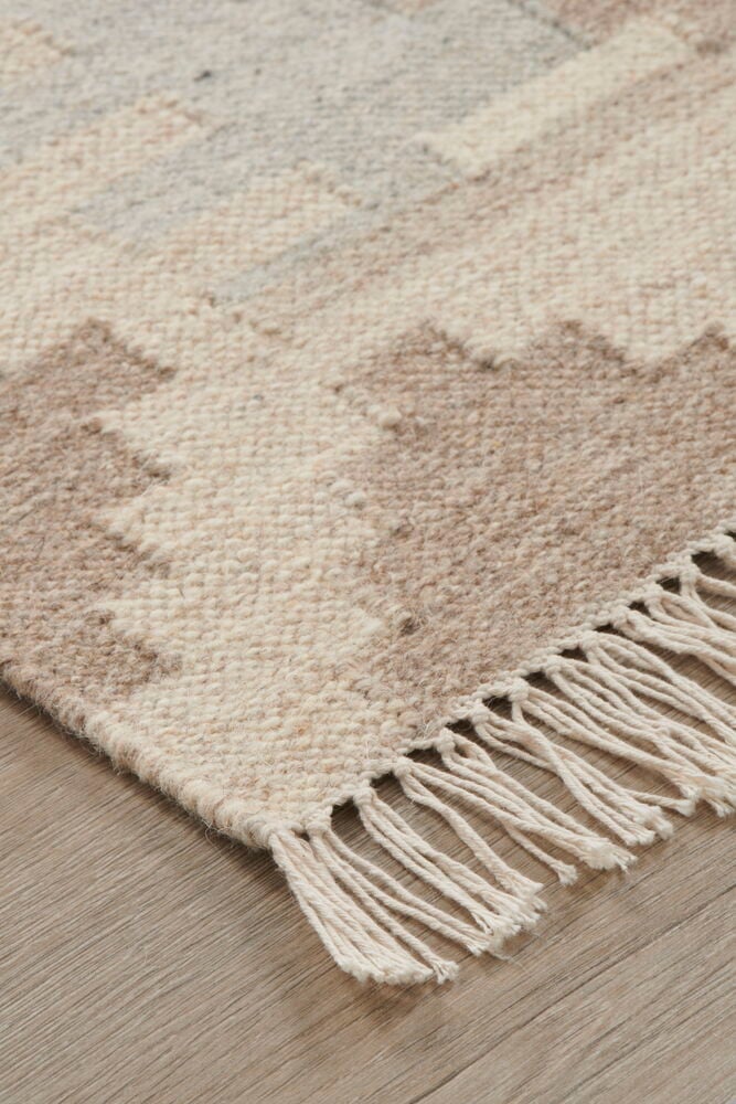 Handgewebter grauer Wollteppich mit Kelimmuster und Fransen.