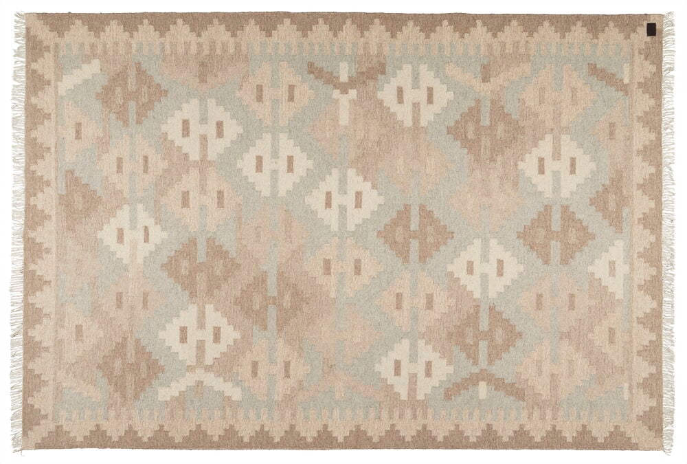 Käsinkudottu harmaa villamatto, jossa perinteinen kelimmuotoilu.