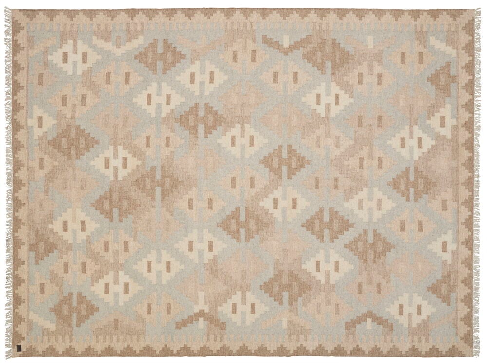 Käsinkudottu harmaa villamatto kelim-kuviolla ja beigen sävyillä.