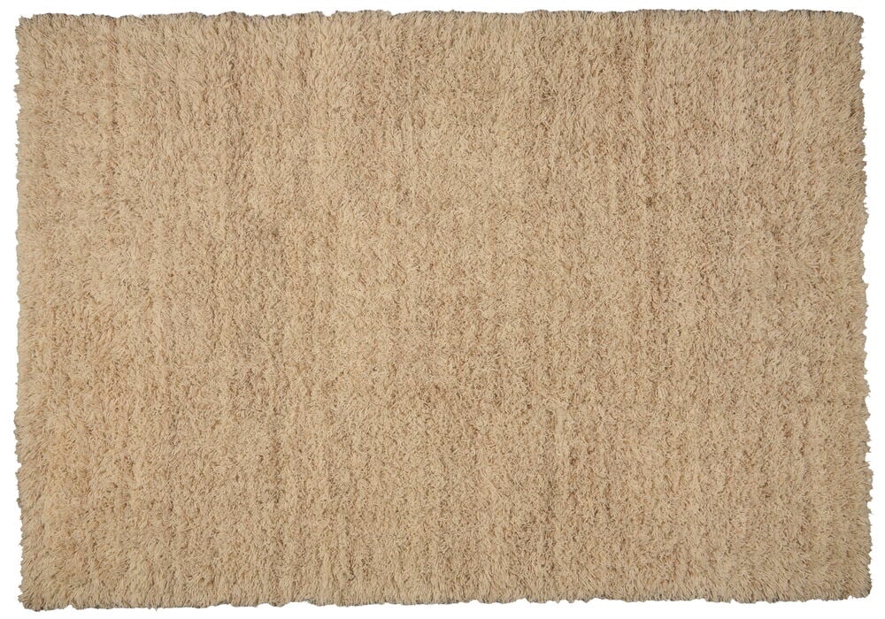 Rektangulär beige matta med mjuk och luddig yta.