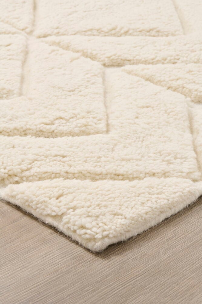 Paksu valkoinen matto, jossa on pehmeä nukka.