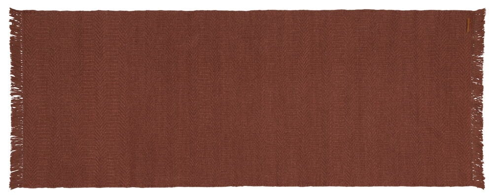 Viininpunainen villahuopa, jonka lyhyillä sivuilla on hapsut.