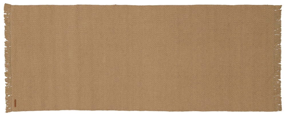 Eine rechteckige braune Kamelhaardecke mit gefransten Kanten.