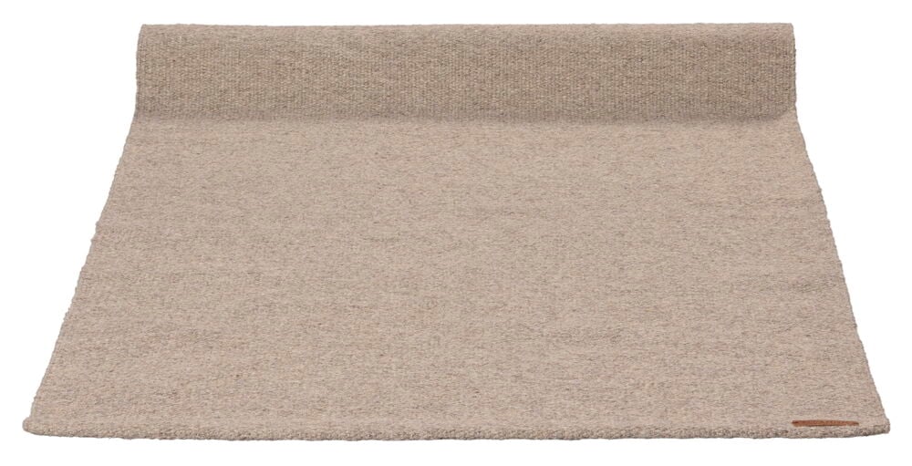 Harmaa villasänkypeitto levitettynä valkoiselle alustalle.