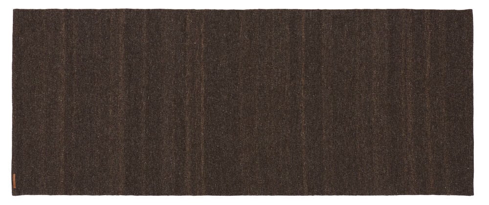 Tummanruskea villa Käytävämatto Elsaform Liz 80x200 cm, suorakaiteen muotoinen hienolla tekstuuri ja pienellä etiketillä.