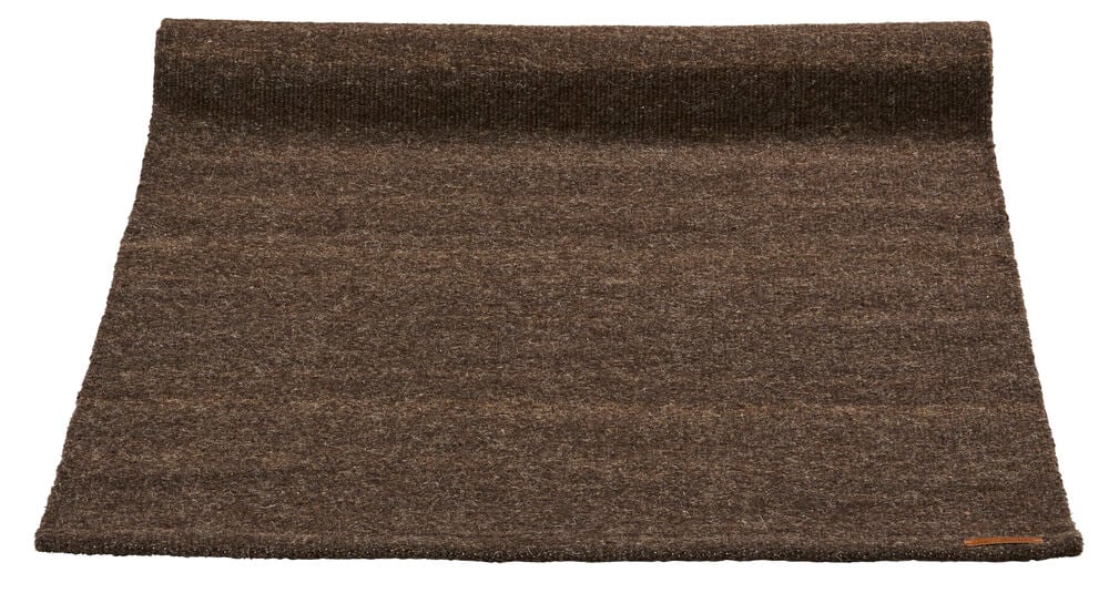 Tummanruskea Villa Käytävämatto Elsaform Liz 80x200 cm, esitetty toisesta päästä hieman rullattuna.