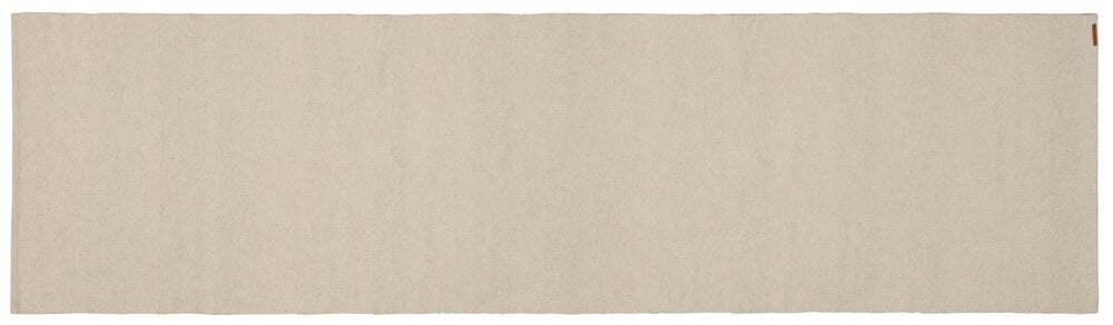 Vaaleanbeige suorakulmainen pöytäliina tekstiilimateriaalista.