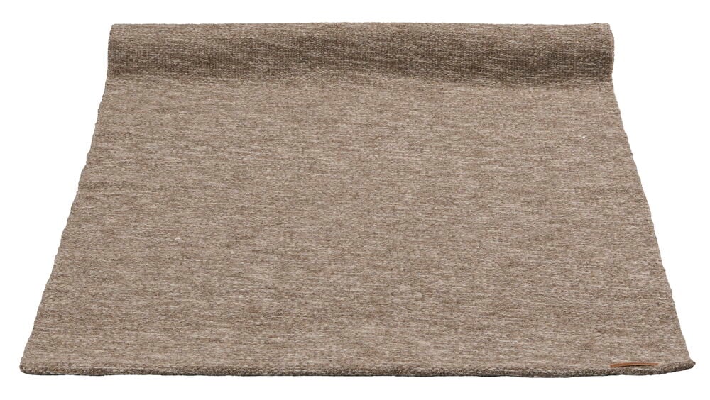 Brun bordslöpare i grovt vävt tyg.