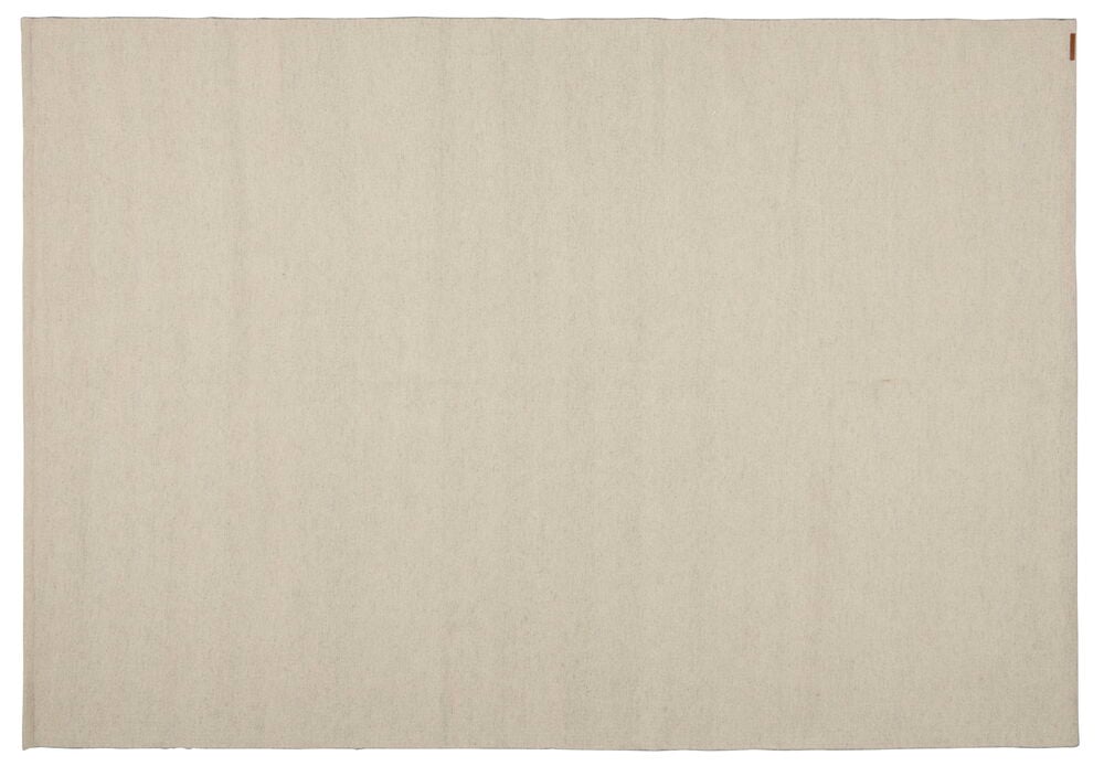 En rektangulär ljusbeige matta utan mönster.