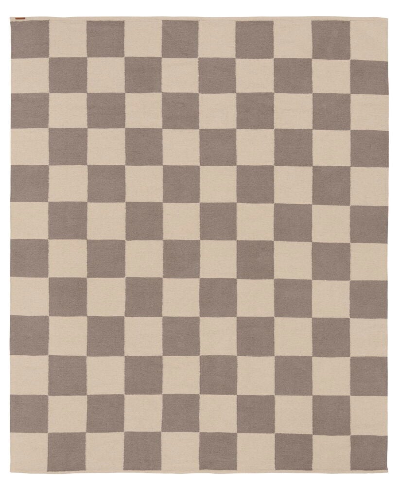 En rektangulär Ullmatta Elsaform Rutan med ett grått och gräddvitt rutmönster.