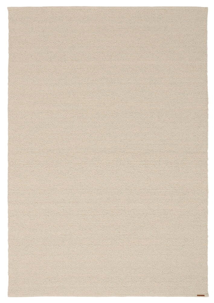 En off-white rektangulär Elsaform Bonnie matta i ullblandning med texturerad yta.