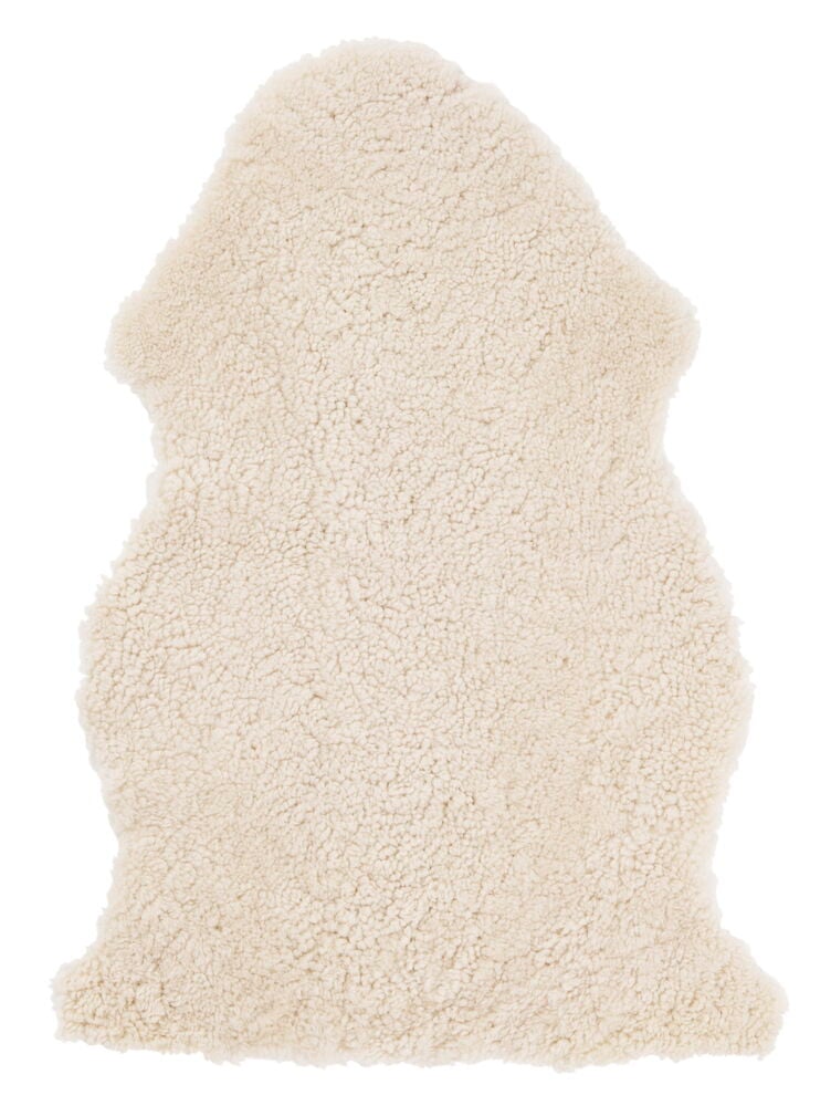 Ljusbeige fårskinn med kort lockigt hår.