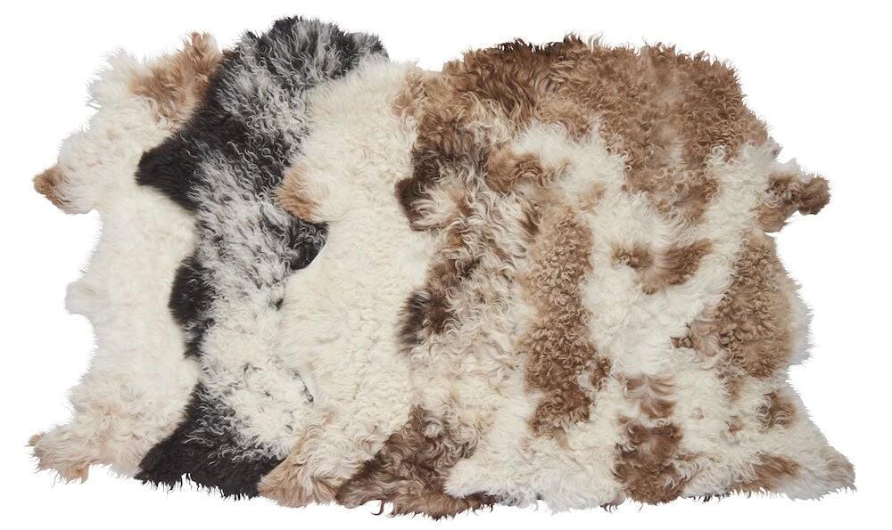 Tre fårskinn i blandade bruna och vita färger.