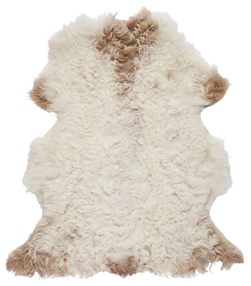 Långhårigt fårskinn i vita och bruna nyanser.