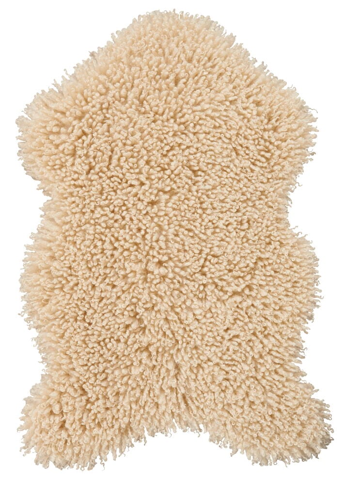 Beige konstfäll med mjuka lockar i fårskinnsimitation.