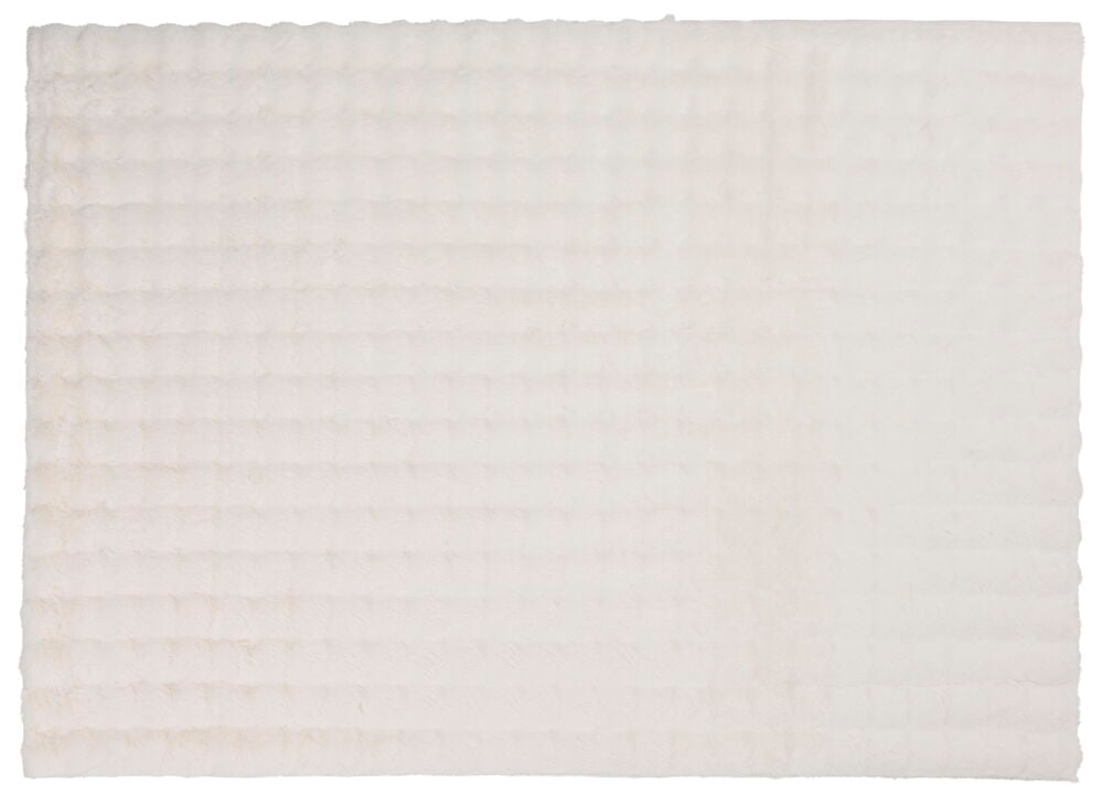 Valkoinen pörröinen matto ruutukuviolla.