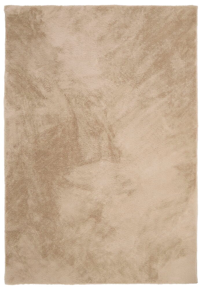 Beige teppe i fuskepels av polyester med myk, lodden tekstur.