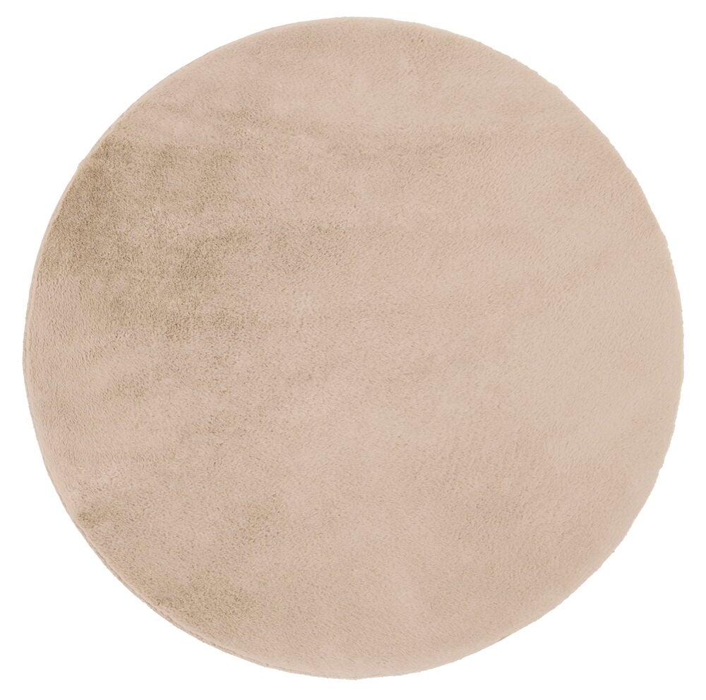 Et Ø180 cm rundt beige polyesterteppe med myk, plysjaktig tekstur.