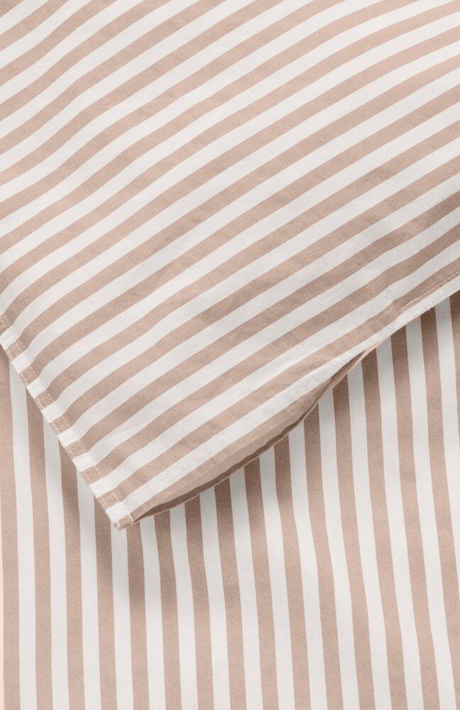 Beige och vitrandigt påslakan med örngott.