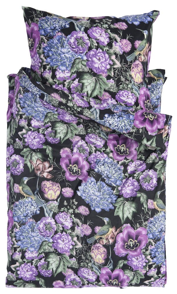 Pussilakanasetti, jossa lila kukkia mustalla taustalla.