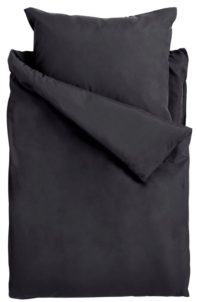 Harmaa pussilakanasetti, jossa tyyny ja peitto polyesteriä.