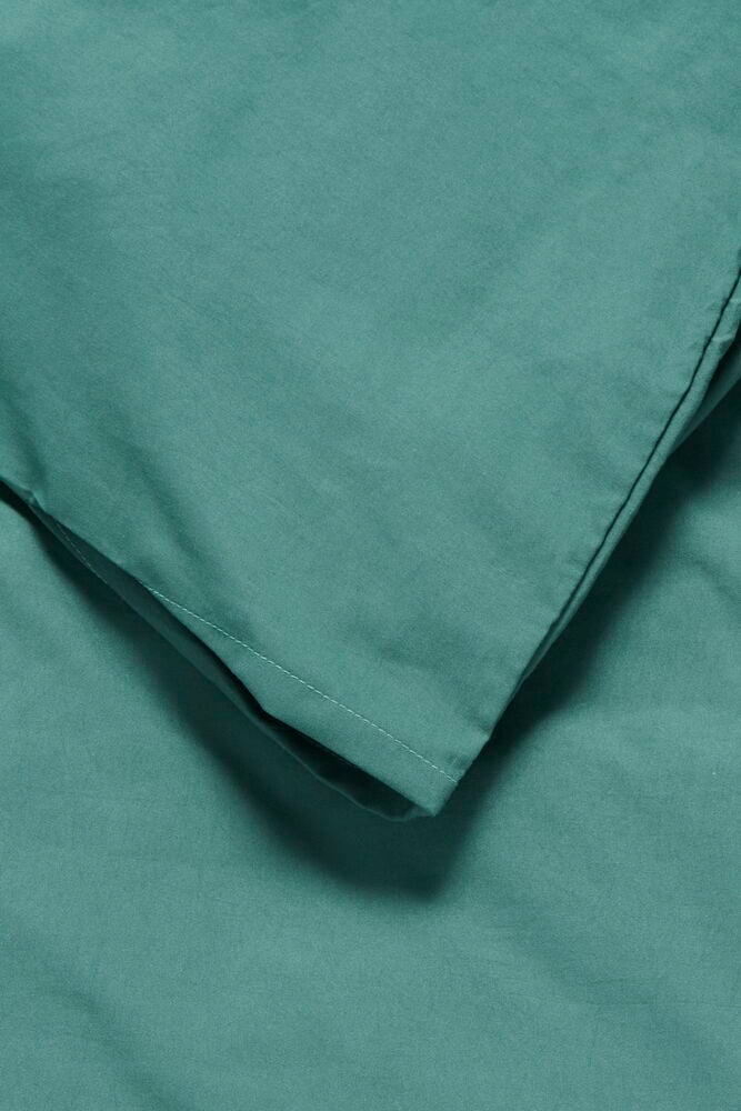 Grünes Bettwäscheset aus Polyester, leicht und glatt.