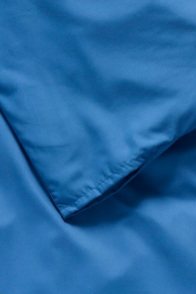 Blaues Bettwäscheset aus glatter Polyester-Mikrofaser.