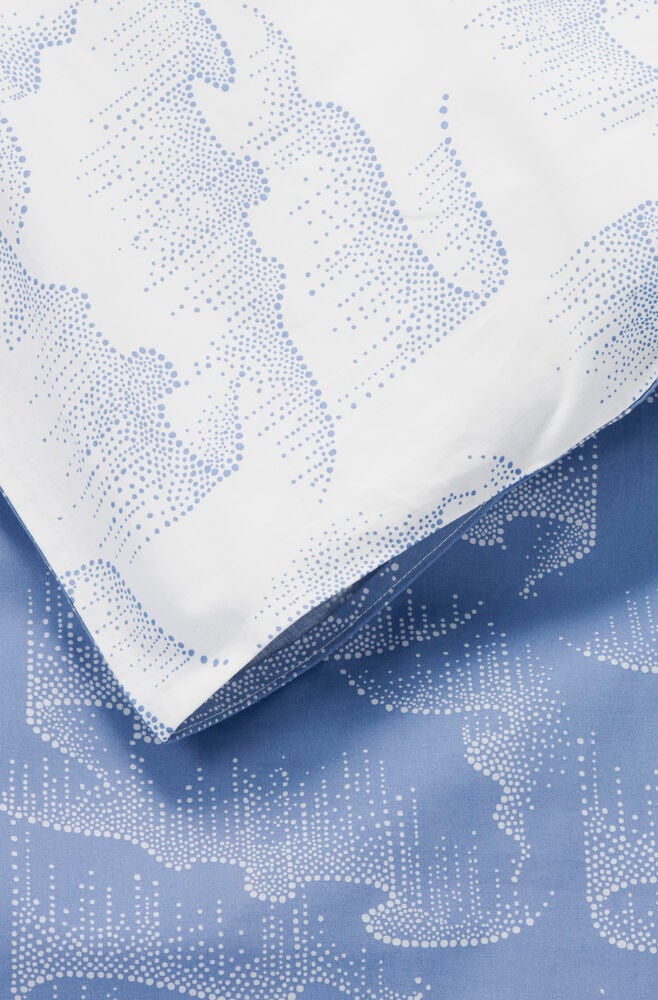 Sininen ja valkoinen pussilakanasetti pilkullisella kuviolla.